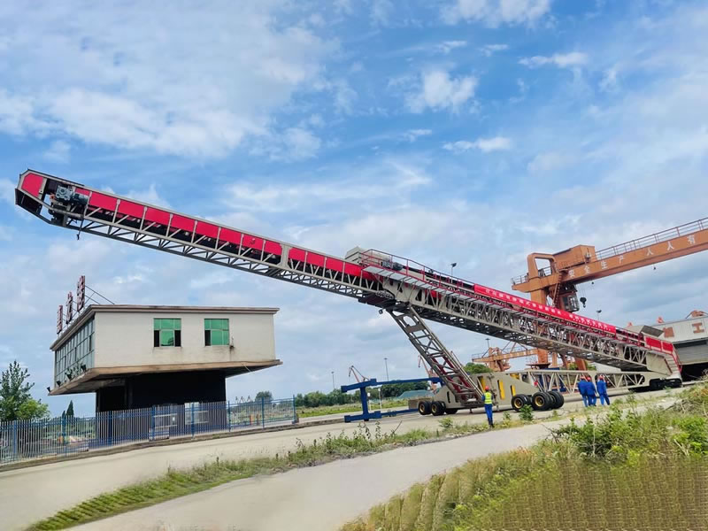 Crawler-Mounted Mobile Ship Loader