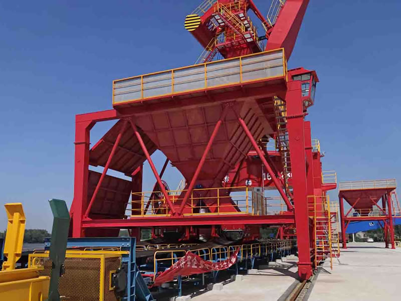 Rail-Mounted Traction Hopper